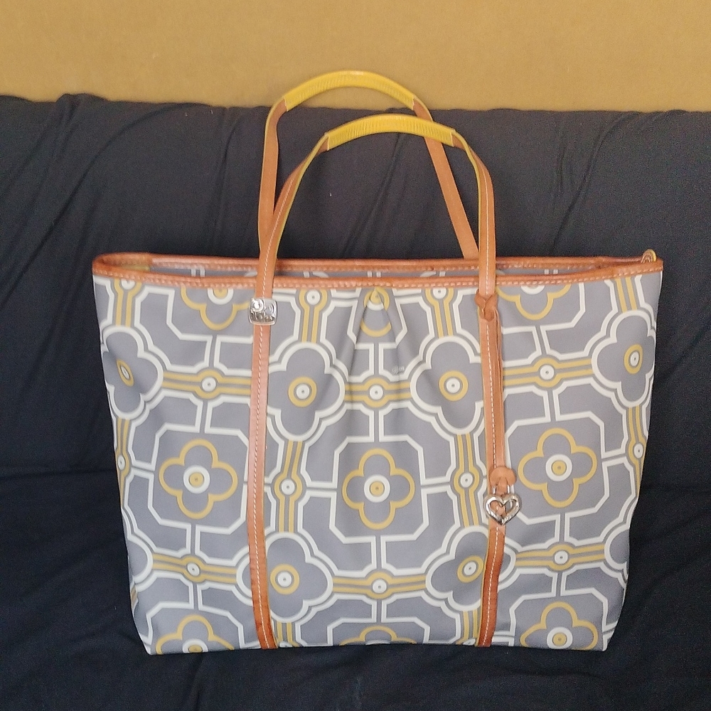🌞🏝️👜Brighton coated canvas with leather trim large tote.